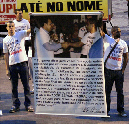 Em manifestação dos excedentes a foto de Cabral, com a camisa do movimento e o compromisso que assumiu com o grupo