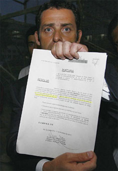 Turnowski na saída da PF exibe documento do seu indiciamento