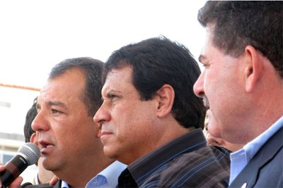 O prefeito Marquinhos Mendes entre seus dois grandes amigos e aliados: Cabral e Paulo Melo