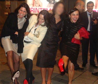 Adriana Ancelmo com as amigas exibe o seu sapato Christian Louboutin, num modelo de R$ 10 mil