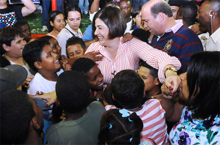 Alheia ao jogo sujo da oposição, prefeita Rosinha recebe o apoio da população e cresce nas pesquisas