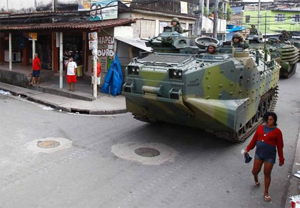 Fuzileiro navais entram em Manguinhos