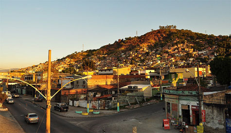 Morro do Juramento visto da passarela da estação do metrô de Vicente de Carvalho