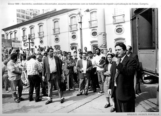 Garotinho na porta da ALERJ falando aos trabalhadores da CEDAE que lutavam contra a privatização da empresa