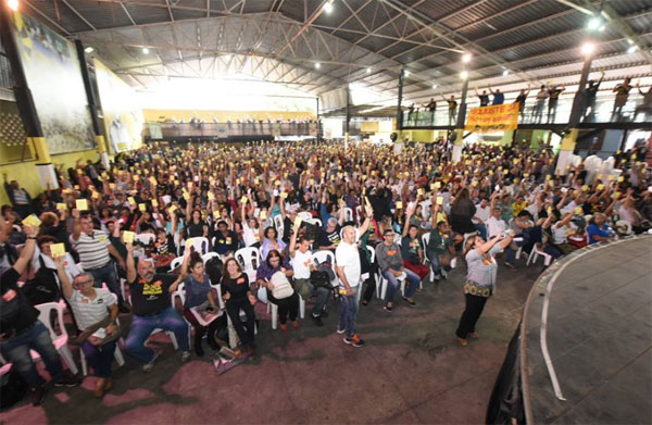 Assembleia dos professores na manhã de hoje na quadra da São Clemente