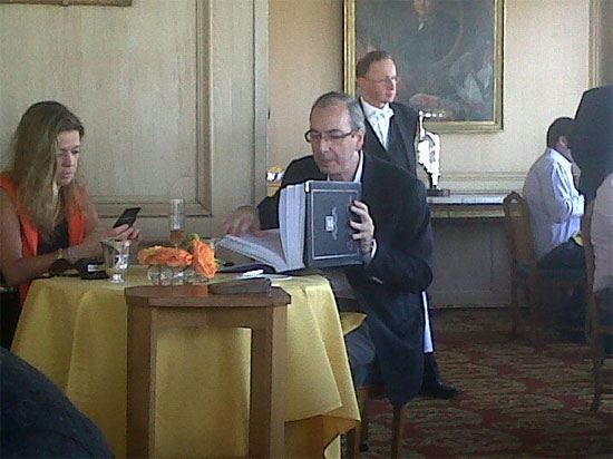 Eduardo Cunha e Cláudia Cruz num dos restaurantes mais caros de Paris, tomando champanhe enquanto ele faz sua escolha na carta de vinhos