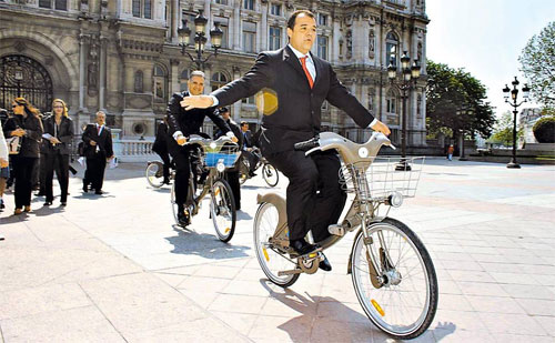 Sérgio Cabral passeando de bicicleta em Paris