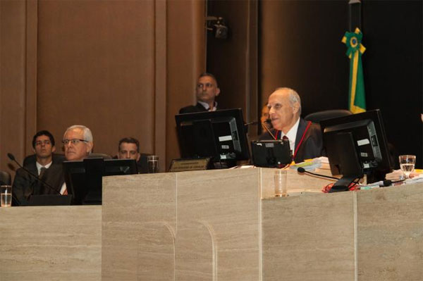 Na sessão de ontem do Órgão Especial do TJ-RJ, o procurador Marfan Martins Vieira (à esquerda) e o presidente do tribunal, desembargador Luiz Fernando Ribeiro de Carvalho
