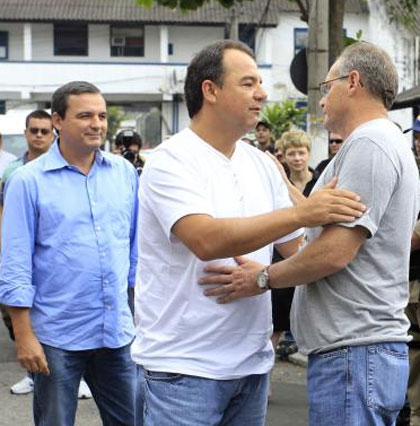 Cabral e Beltrame se abraçam sob o olhar sorridente de Regis Fichtner