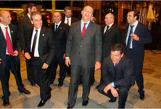 Sérgio Cabral numa das farras em Paris, com Fernando Cavendish (agachado), o presidente do TCE, Aloysio Neves (logo atrás à direita), Wilson Carlos (atrás à esquerda)